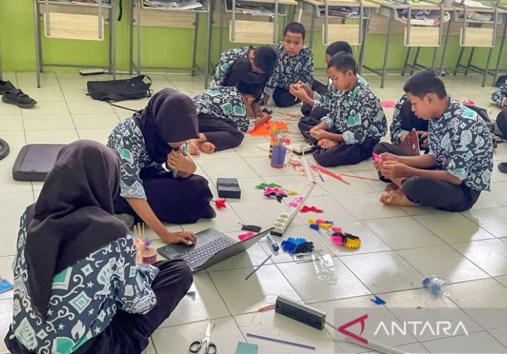 Ribuan Taruna Akmil Ditugaskan Ajari Siswa Sekolah Rakyat Setrika Baju dan Nyemir Sepatu