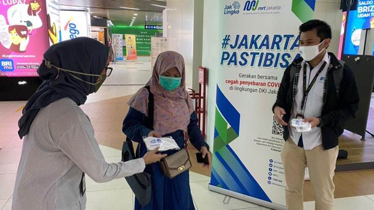 Ilustrasi - Petugas memberikan masker gratis kepada penumpang MRT Jakarta, Rabu (15/4/2020). (ANTARA/HO/ Dokumentasi MRT Jakarta)