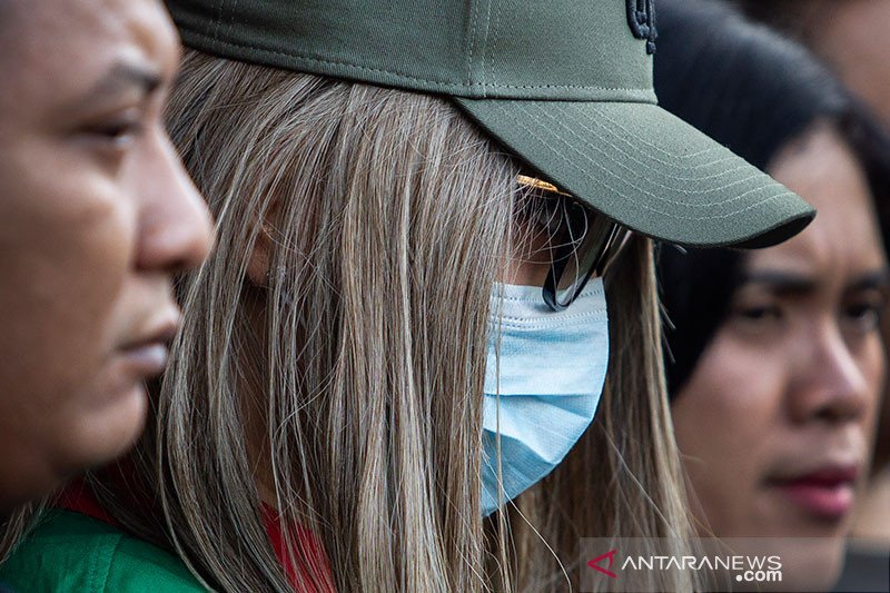 Polisi menghadirkan artis Lucinta Luna (tengah) pada rilis kasus narkoba di Polres Metro Jakarta Barat, Rabu (12/2/2020). Lucinta Luna ditetapkan sebagai tersangka kasus kepemilikan narkoba dengan barang bukti dua butir pil ekstasi, tujuh butir pil riklona dan lima butir pil tramadol setelah ditangkap di sebuah apartemen di kawasan Tanah Abang, Jakarta Pusat. ANTARA FOTO/Dhemas Reviyanto/wsj.