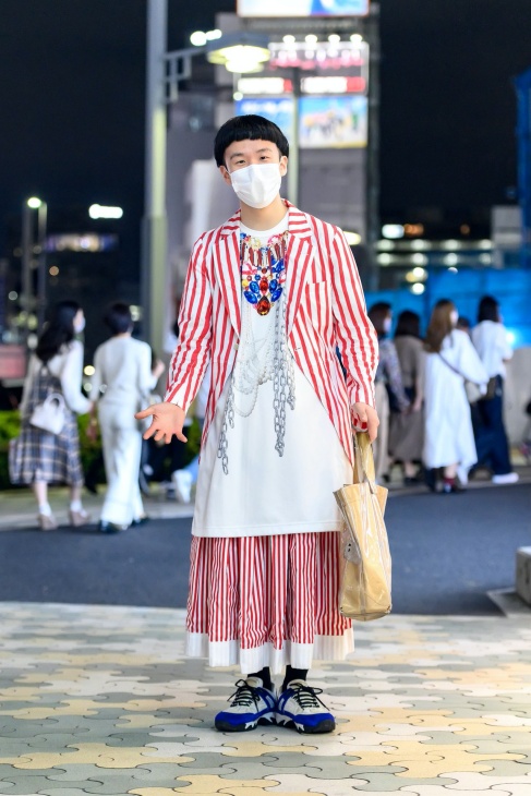 Tampil eye-catching dengan aksesoris rantai. (Foto Vogue)
