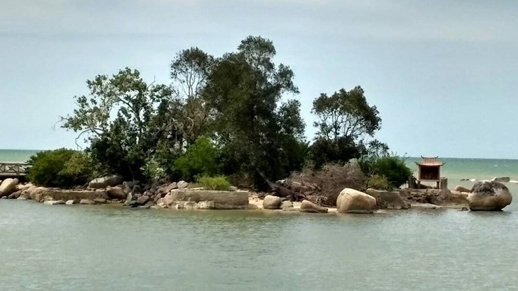 Pulau Terkecil di Dunia Ini Ternyata Ada di Singkawang, Seberapa Besar Sih?