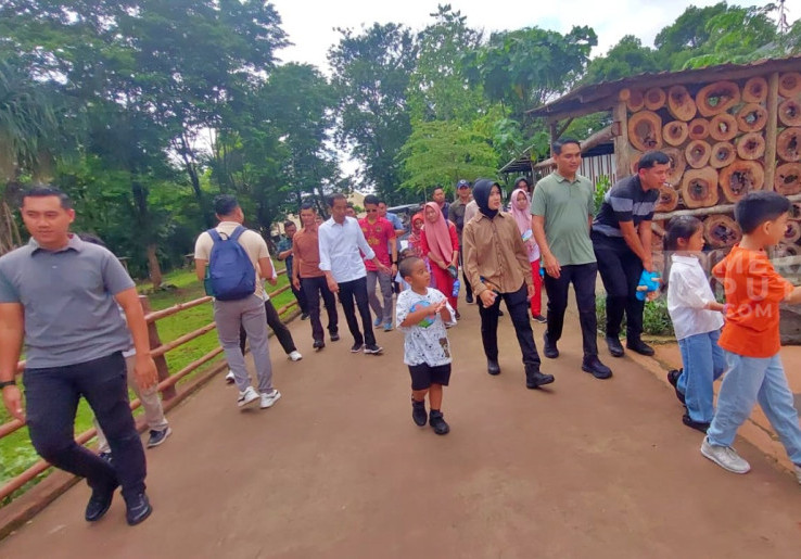 Hasto Ditetapkan Tersangka KPK, Jokowi Asik Piknik Bersama Cucu di Solo Safari