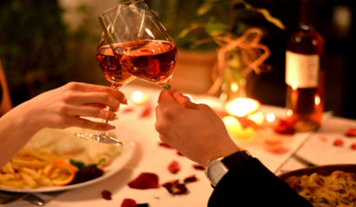 Makan Malam Romantis di Dalam Mobil Van