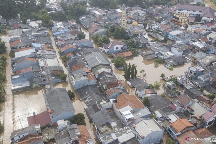 Foto udara banjir di Cipinang Melayu, Jakarta Timur, Sabtu (20/2/2021). Menurut warga banjir diakibatkan luapan Kali Sunter pada pukul 03.00 WIB dan sebanyak 300 Kepala Keluarga (KK) sudah dievakuasi ke pengungsian. ANTARA FOTO/Fakhri Hermansyah/hp.
