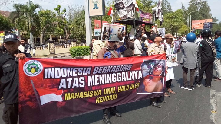 Massa ormas Islam yang tergabung dalam Dewan Syariah Kota Surakarta (DSKS) menggelar aksi unjuk rasa di Polresta Surakarta, Jawa Tengah, Jumat (27/9). (MP/Ismail)