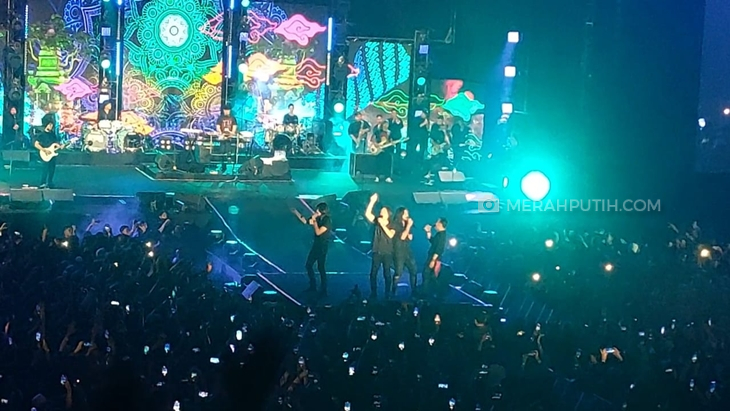 4 Vokalis Tutup Keseruan Konser 30 Tahun Dewa 19 dengan Separuh Nafas