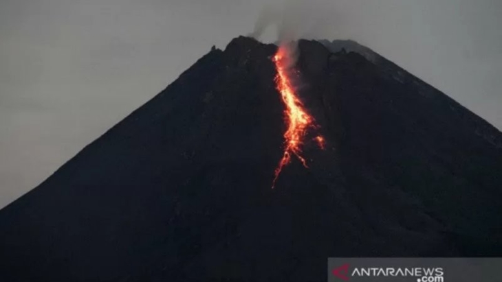 Gunung Merapi mengeluarkan lava pijar terlihat dari Tunggularum, Wonokerto, Turi, Sleman, D.I Yogyakarta, Rabu (7/1/2021). (ANTARA FOTO/Andreas Fitri Atmoko/foc/pri)