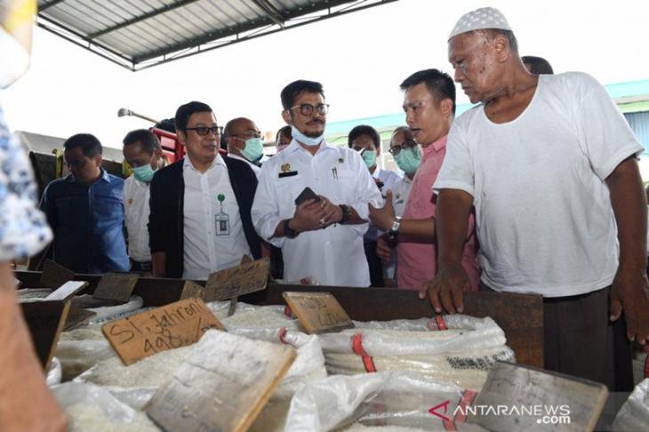 Menteri Pertanian Syahrul Yasin Limpo saat mengunjungi Pasar Induk Beras Cipinang, Jakarta Timur, Rabu (18/3/2020). ANTARA/Dokumentasi Kementerian Pertanian