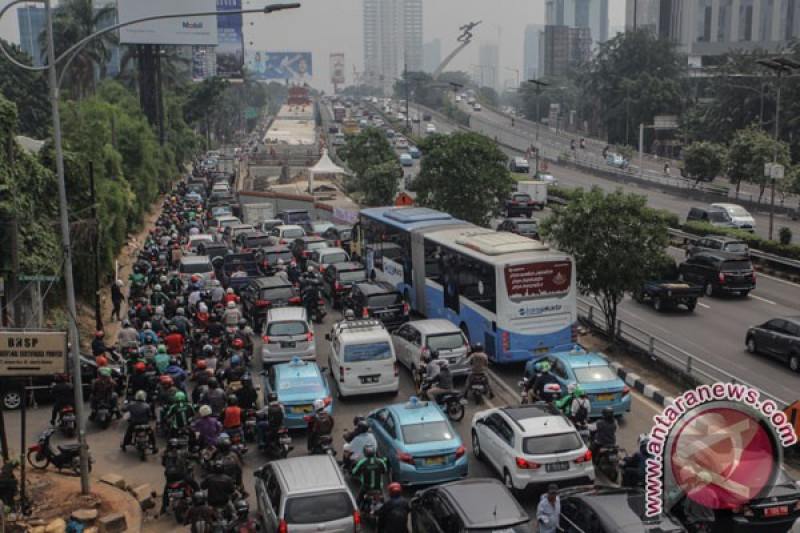 Kemacetan Lalu Lintas Di MT Haryono Sejumlah kendaraan terjebak macet di kawasan Jalan MT Haryono menuju Tugu Pancoran, Jakarta. (ANTARA FOTO/Makna Zaezar)