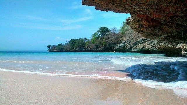 Pantai Tangsi yang populer di kalangan traveller (Instagram/lombok_cab's profile picture lombok_cab) 