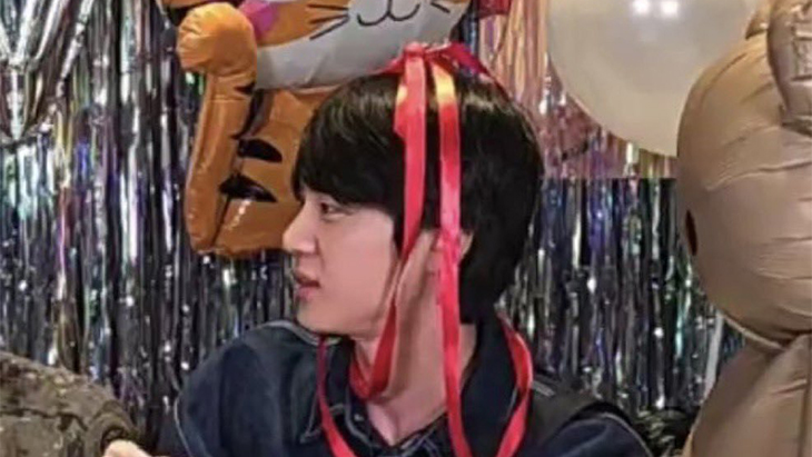 Jin BTS Sambut Kepulangan RM dan V dari Wamil, Cosplay Jadi Kado