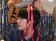 Jin BTS Sambut Kepulangan RM dan V dari Wamil, Cosplay Jadi Kado