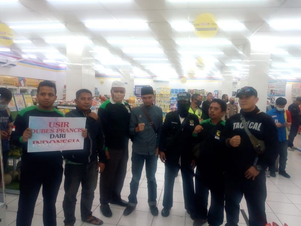 Gerakan Pemuda Islam (GPI) Jakarta Raya, melakukan aksi sweeping terhadap produk-produk berasal dari Prancis di minimarket wilayah Menteng, Jakarta Pusat. [dokumentasi GPI]
