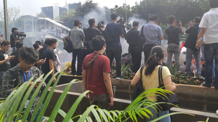 Bentrokan massa dengan polisi di depan KPK. (Foto: MP/Kanu)