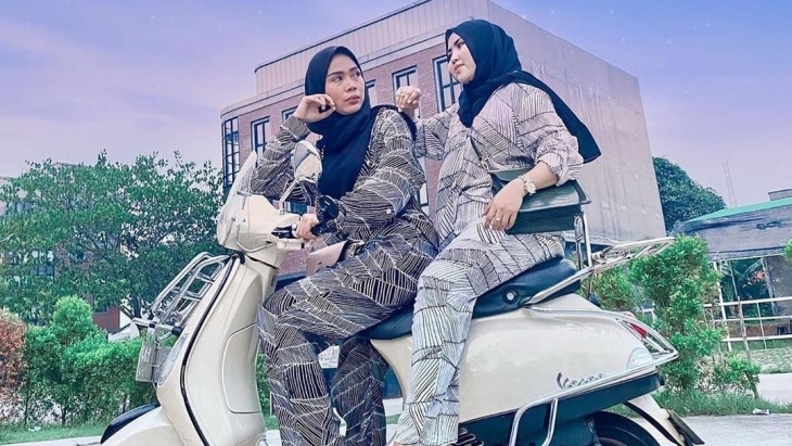 Iri Bilang Bos! Ini Gaya Tongkrongan 'Dedek-Dedek' Vespa Matic