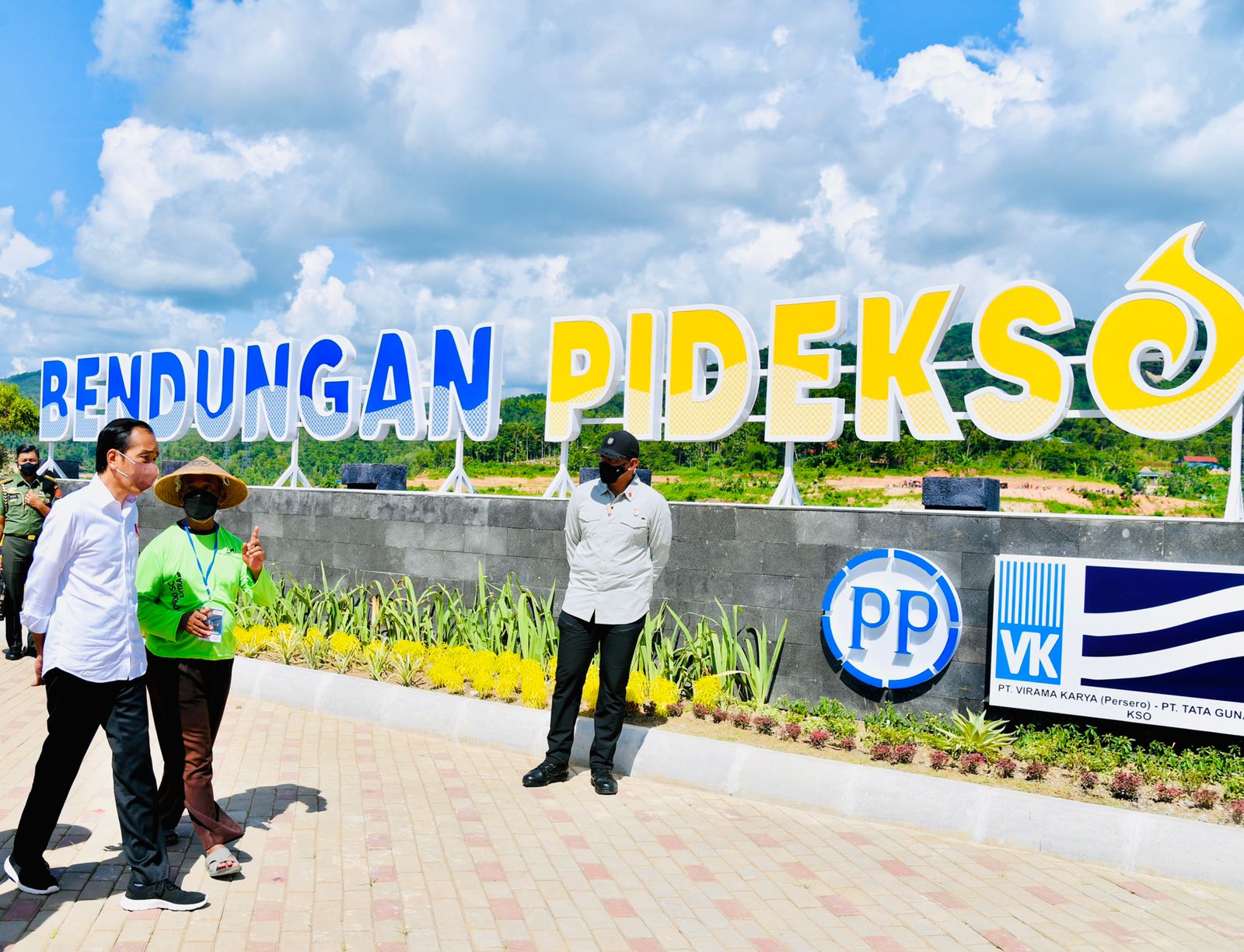 Presiden Jokowi bersama petani melakukan peninjauan Bendungan Pidekso, Kecamatan Giriwoyo, Kabupaten Wonogiri, Jawa Tengah, Selasa (28/12). (MP/Ismail)