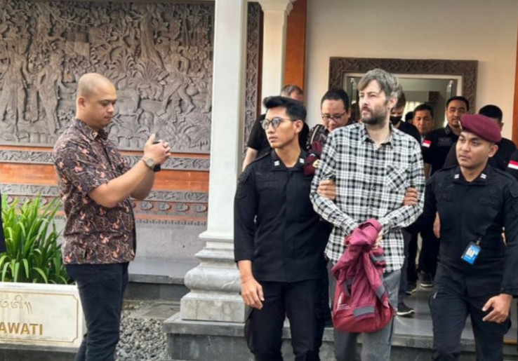 Ekstradisi Pertama RI-Rusia: Alexander Vladimirovich Zverev Digiring Masuk Aeroflot di Bandara Bali