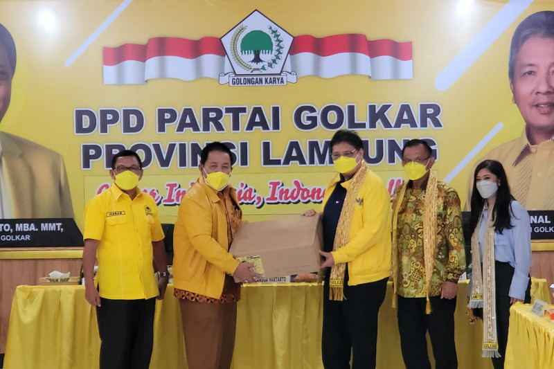 Ketua Umum DPP Partai Golkar Airlangga Hartarto (tiga kanan) berfoto bersama pengurus DPD Partai Golkar Provinsi Lampung, usai memberi pengarahan kepada para kader di BandarLampung, Jumat (13/8/2021). ANTARA/HO-Dokumentasi Ketua Umum Partai Golkar