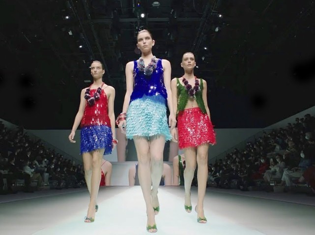 Emporio Armani Rayakan 40 Tahun dengan Koleksi Musim Semi Androgini