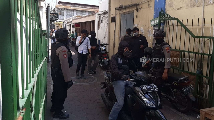 Densus 88 menggeledah rumah terduga teroris di Laweyan, Kota Solo, Jawa Tengah, Senin (18/11). (MP/Ismail)