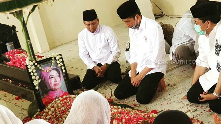 Jokowi Buka Tali Kafan Ibunda Sudjiatmi, Baca Azan dan Iqomah di Samping Jenazah