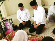 Jokowi Buka Tali Kafan Ibunda Sudjiatmi, Baca Azan dan Iqomah di Samping Jenazah