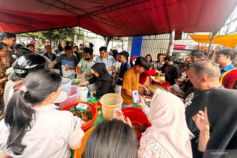 War Takjil Jalan Sabang: Saat Asap Knalpot Kalah Wangi Sama Aroma Kolak dan Gorengan