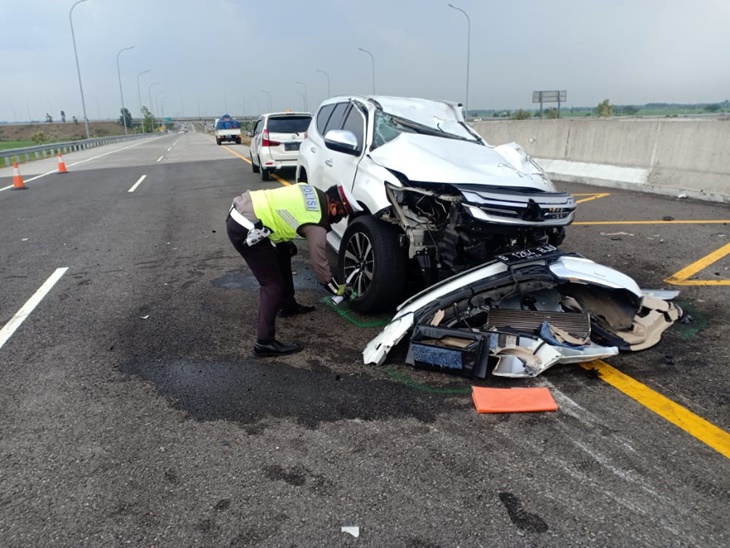 Vanessa Angel dan Suami Kecelakaan di Tol Nganjuk