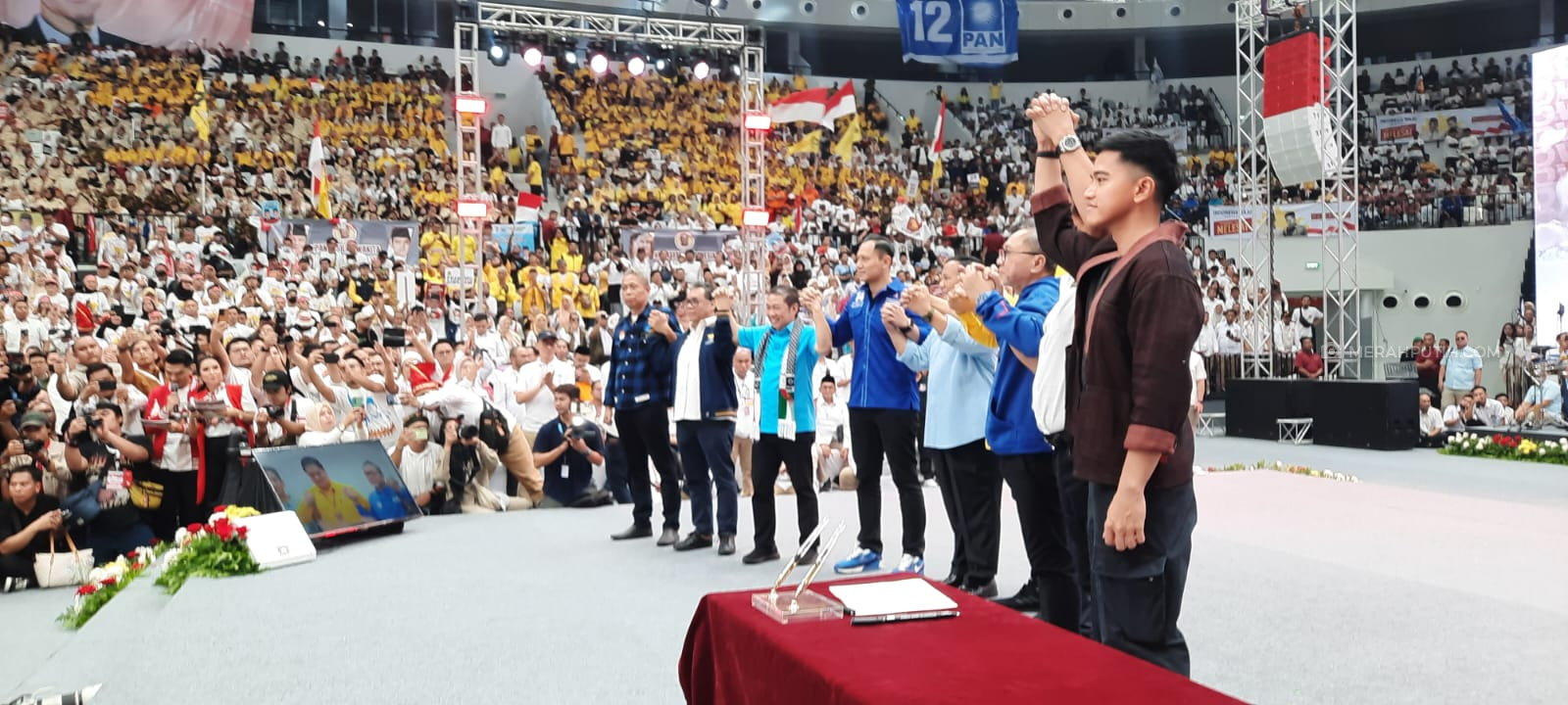 Airlangga Serahkan Surat Dukungan KIM ke Prabowo-Gibran sebagai Capres-Cawapres