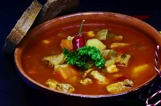 Makan hidangan yang gurih dan asin seperti sup atau mie ayam. (Foto pixabay/RitaE)