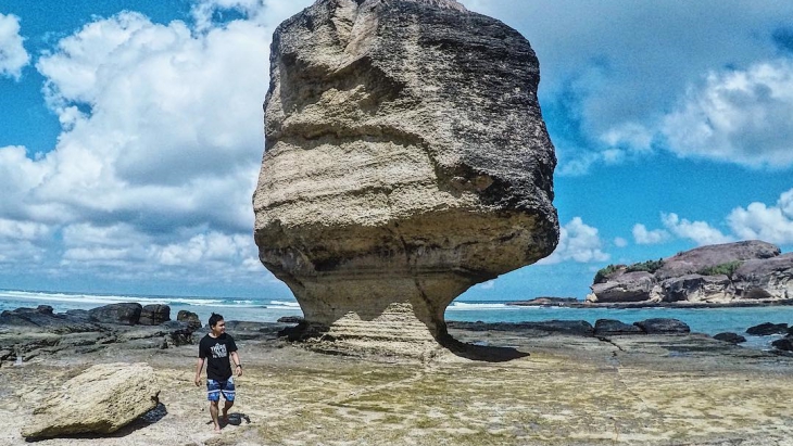 Cantiknya Pantai Batu Payung Lombok