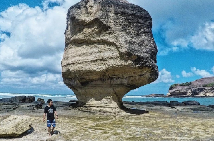 Cantiknya Pantai Batu Payung Lombok