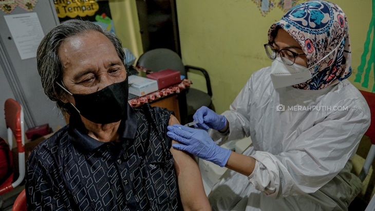 Vaksinator menyuntikkan vaksin COVID-19 kepada pasien lansia saat vaksinasi di SDN 01 Cipondoh, Kota Tangerang, Banten, Rabu (10/3/2021). (Foto: MP/Rizki Fitrianto)