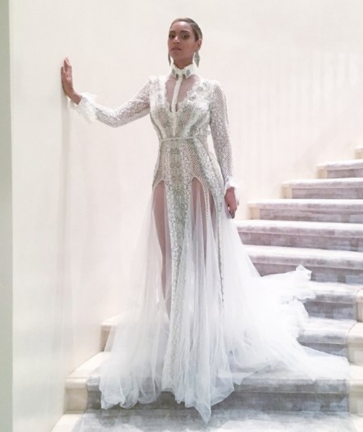 Beyonce naik ke atas panggung Grammy Awards 2016 dalam balutan gaun pengantin. (Foto: beyonce.com)