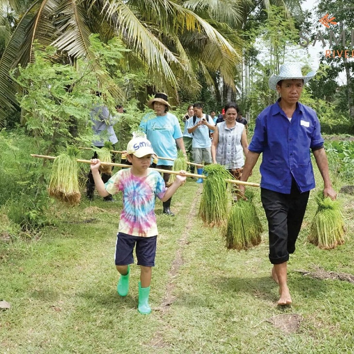 Kegiatan bersama petani lokal di Sampran Riverside. (Foto: instagram.com/sampranriverside)