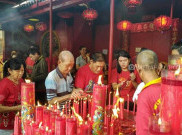 Wihara Dharma Bhakti Disesaki Pengunjung yang Ingin Berdoa dan Ribuan Pengemis