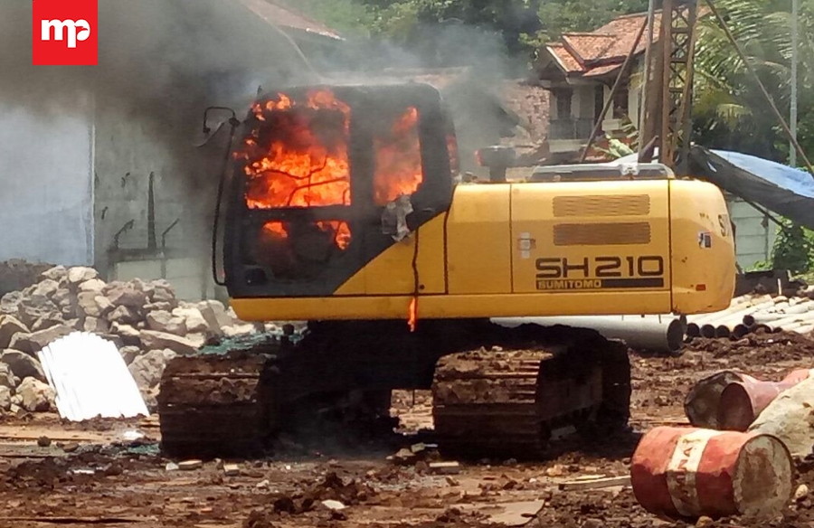 Demo Menolak Pabrik Air Mineral, Warga Menyerang Wartawan