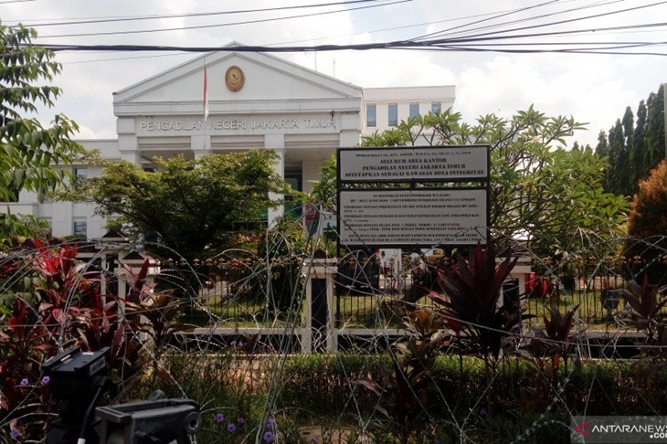 Suasana di depan gedung PN Jakarta Timur, saat berlangsungnya sidang Rizieq Shihab dengan agenda pendapat Jaksa Penuntut Umum atas eksepsi terdakwa, Rabu (31/3/2021). ANTARA/Yogi Rachman