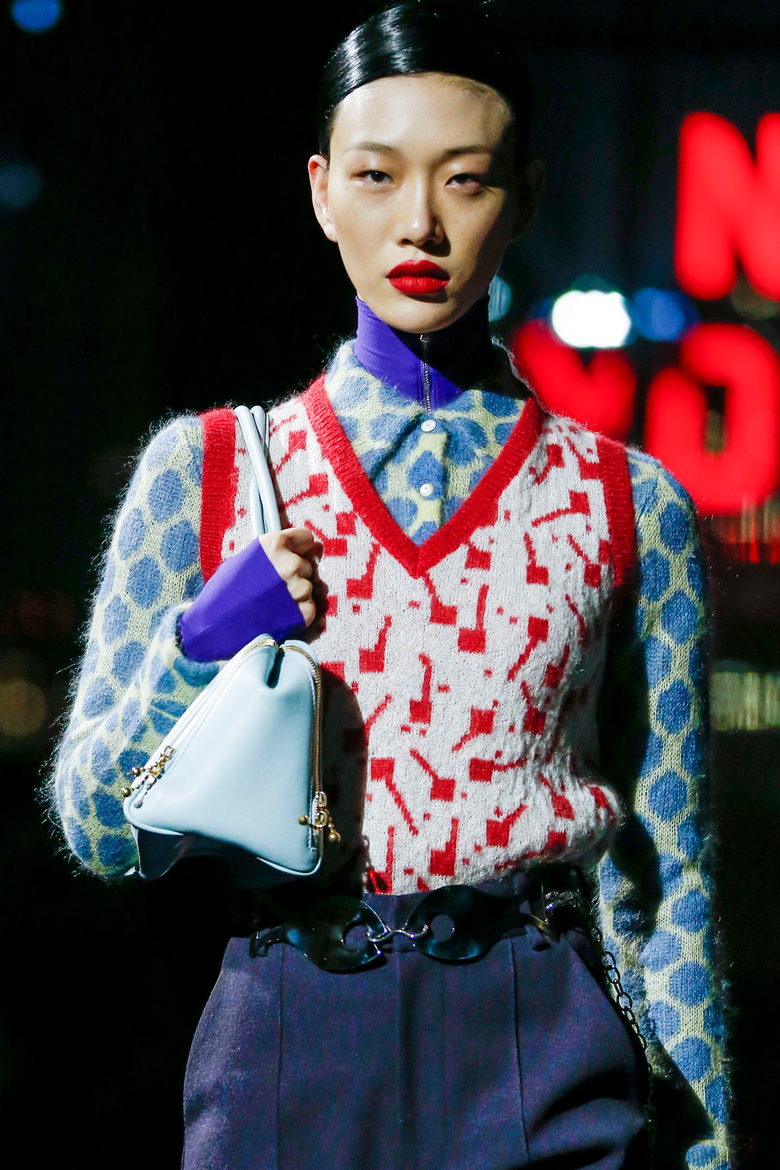 Red lips pada pagelaran NYFW 2022. (Foto Teen Vogue)