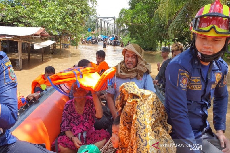 Warga Terdampak Banjir di Banjar Dievakuasi