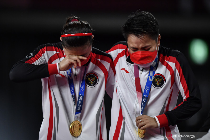Pebulutangkis ganda putri Indonesia Greysia Pollii/Apriyani Rahayu terharu saat mendapatkan medali emas Olimpiade Tokyo 2020 di Musashino Forest Sport Plaza, Tokyo, Jepang, Senin (2/8/2021). ANTARA FOTO/Sigid Kurniawan