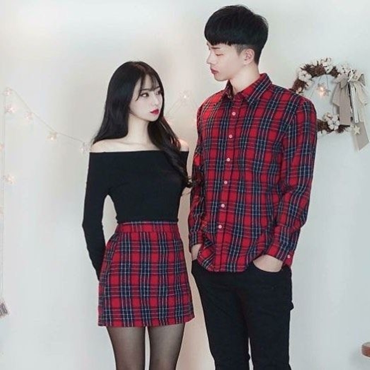 Trivia 5 _ Baju couple ala Korea biasanya beda model tetapi corak dan warnanya sama (Foto_ Pinterest_stylevore.com)