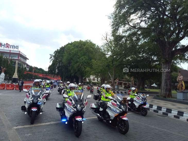 Kapolda Jawa Tengah Irjen (Pol) Rycko Amelza Dahniel (kedua kiri) saat meninjau pengamanan Natal 2019 di Solo, Selasa (24/12). (MP/Ismail)
