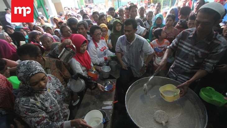Bubur Samin: Menu Buka Puasa Primadona di Masjid Darussalam
