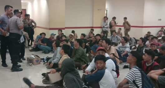 Sejumlah massa peserta unjuk rasa yang ditahan polisi