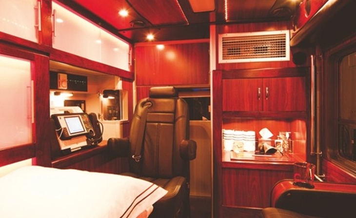 (Foto 4) Menggunakan mobil limousine dan memiliki fasilitas mewah. Foto by lctmag