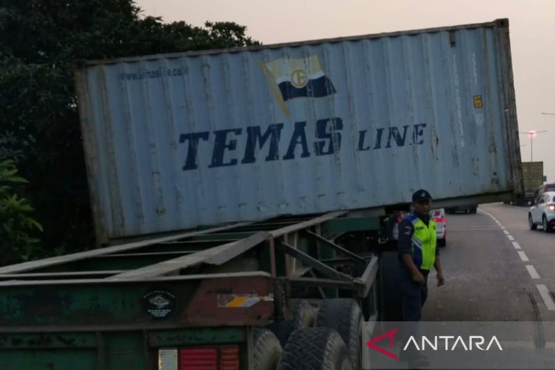 Sopir Gagal Jaga Jarak, Peti Kemas Halangi Jalur Tol Wiyoto Wiyono Arah Ancol