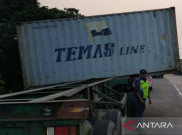 Sopir Gagal Jaga Jarak, Peti Kemas Geser Halangi Jalur Tol Wiyoto Wiyono Arah Ancol