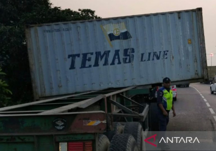 Sopir Gagal Jaga Jarak, Peti Kemas Geser Halangi Jalur Tol Wiyoto Wiyono Arah Ancol