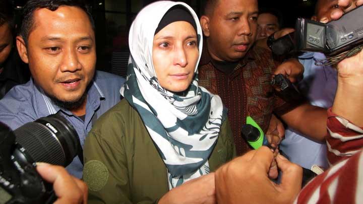 KPK Geledah Kontrakan Inneke Koesherawati di Bandung